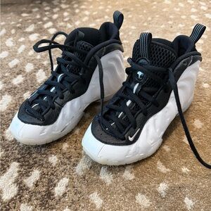 KIDS NIKE BASKETBALL SHOE